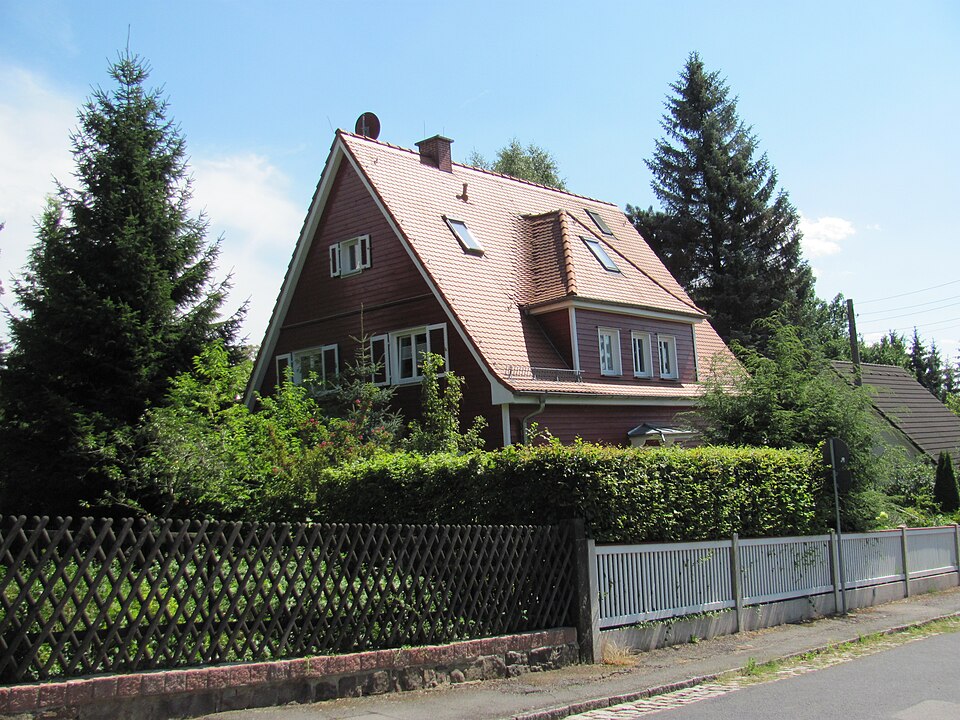 Freistehendes Wohnhaus mit Satteldach und Gaube