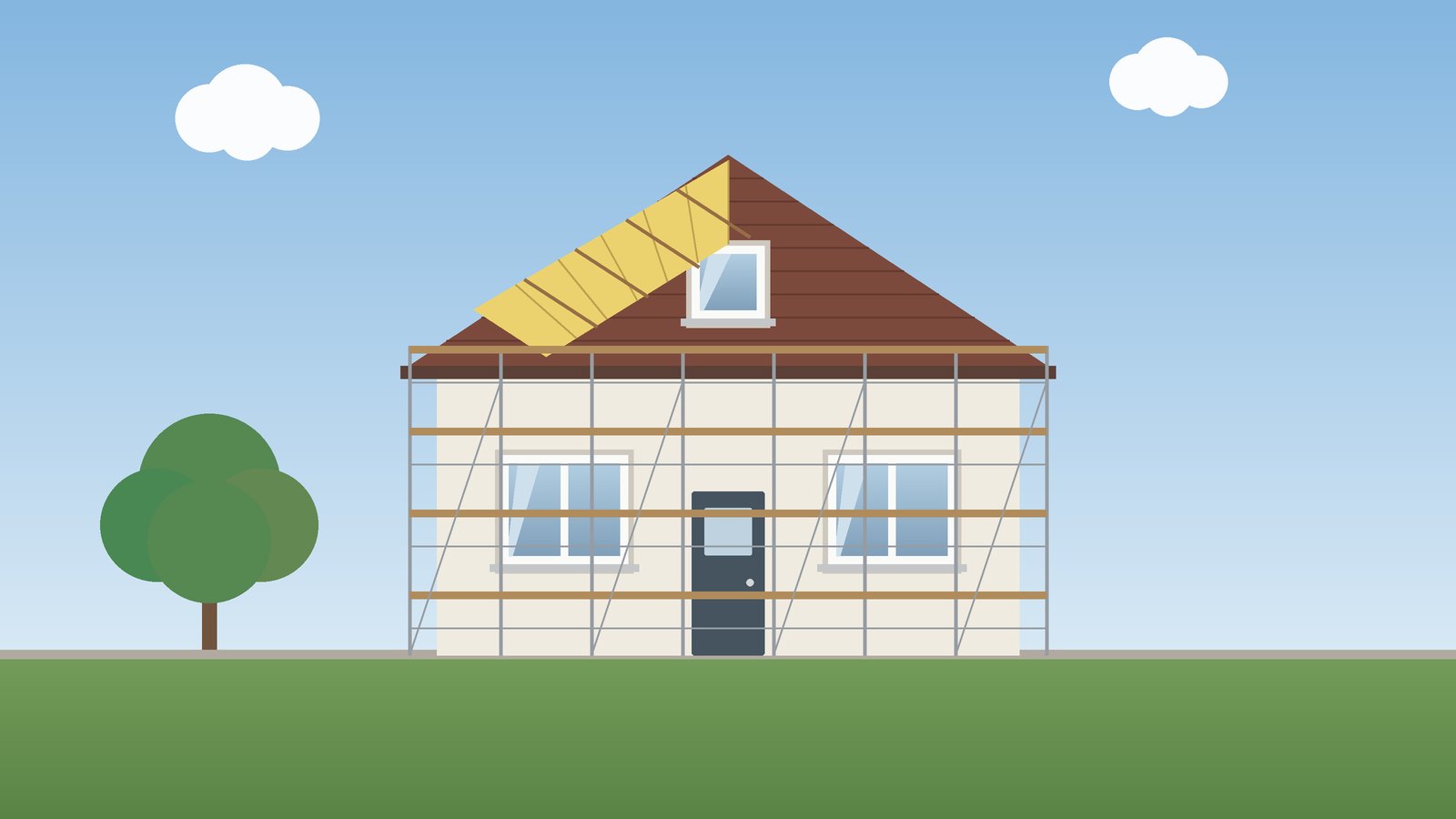 Einfamilienhaus mit Gerüst, auf der linken Dachseite liegen gelbe Dämmplatten auf der Lattung